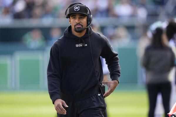 Hurts starts after missing 2 games with injured shoulder AP News